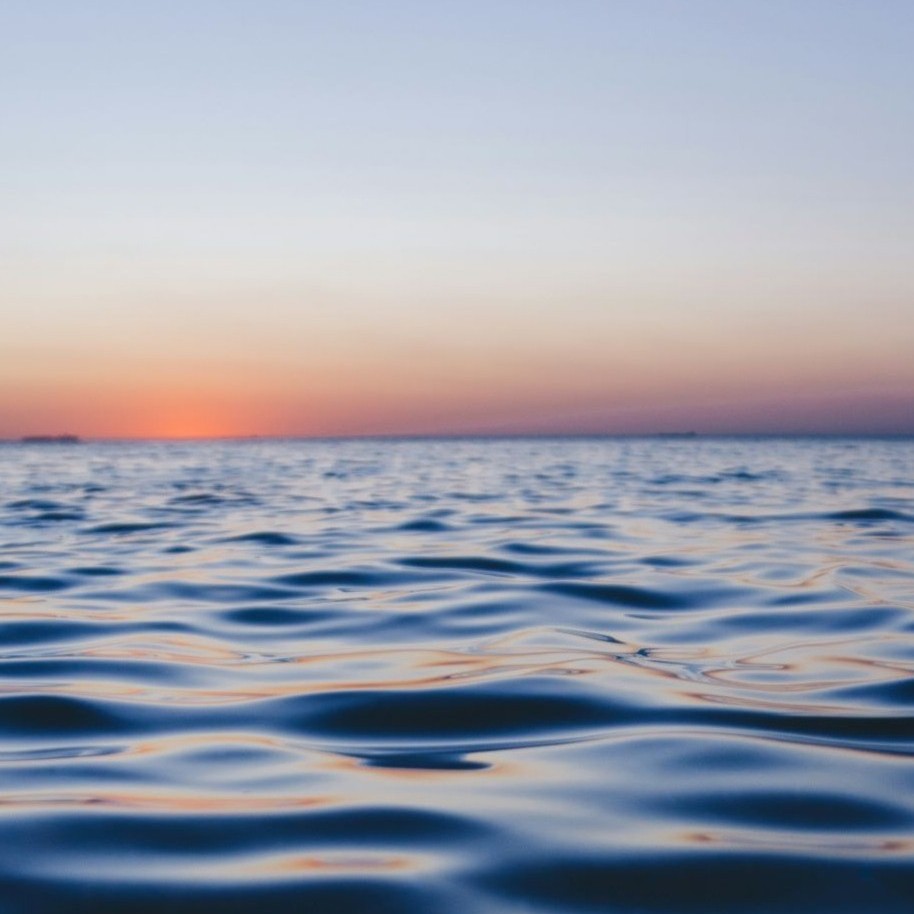 Vågor på ett lugnt hav.